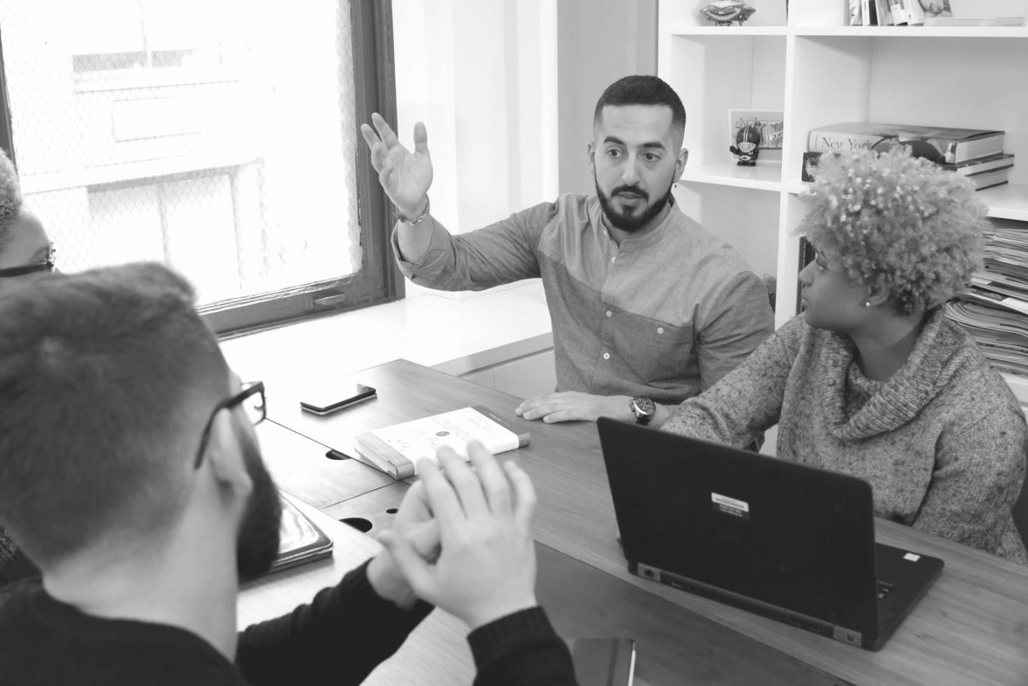 Estudiante trabajando con herramientas financieras personalizadas en un entorno de aprendizaje adaptable