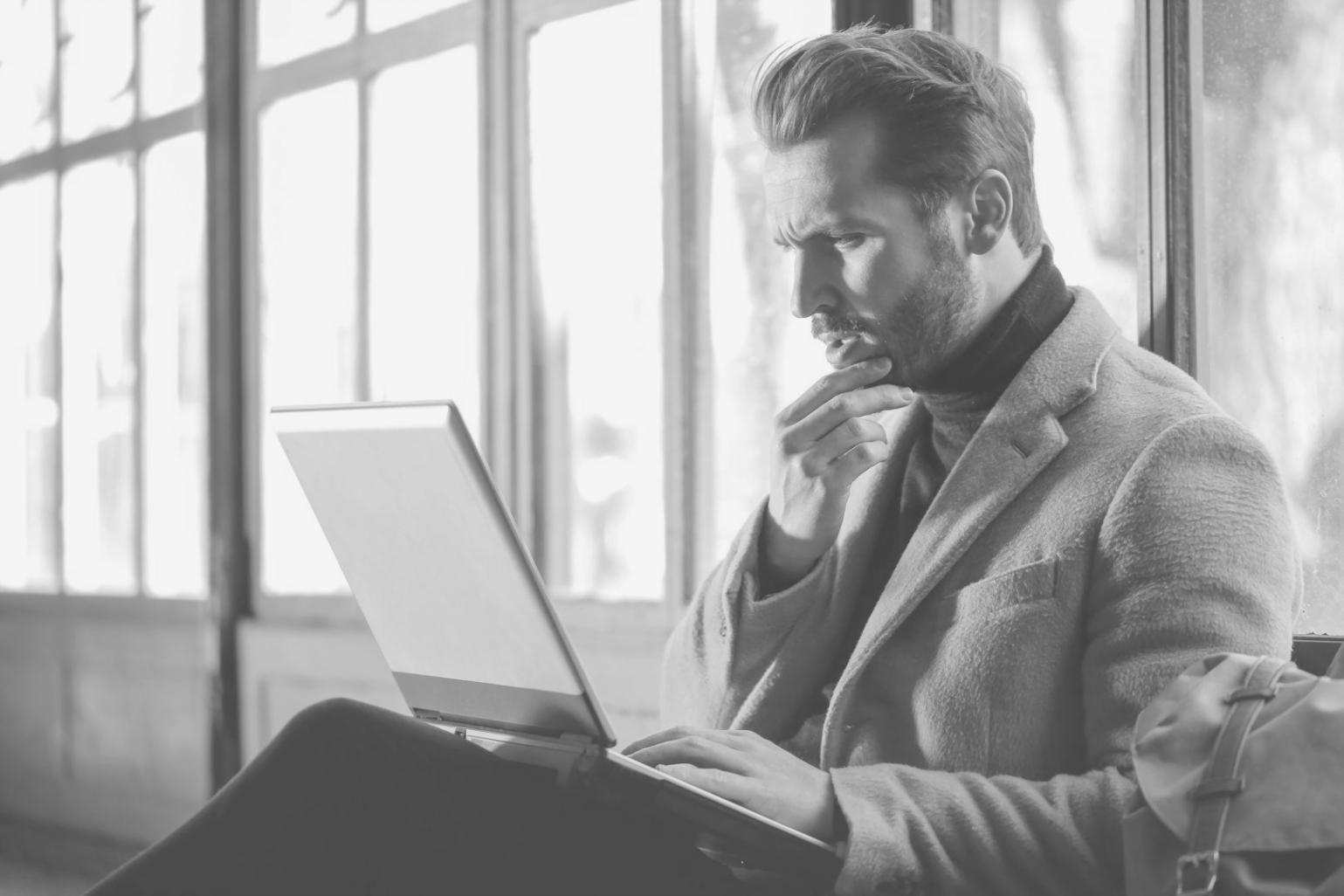 Implementación de herramientas de responsabilidad financiera en oficina moderna